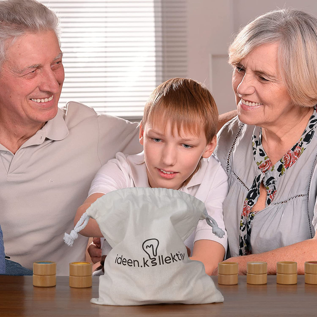 Großeltern spielen mit ihrem Enkel Fühlmemory