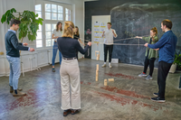 Thumbnail for Junge Gruppe baut einen Turm mit dem Fröbelturm. Location ist sehr hübsch und einladend