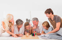 Thumbnail for Eine große Familie schaut gemeinsam auf das Systembrett. Alle haben viel Saß bei der Aufstellungsarbeit