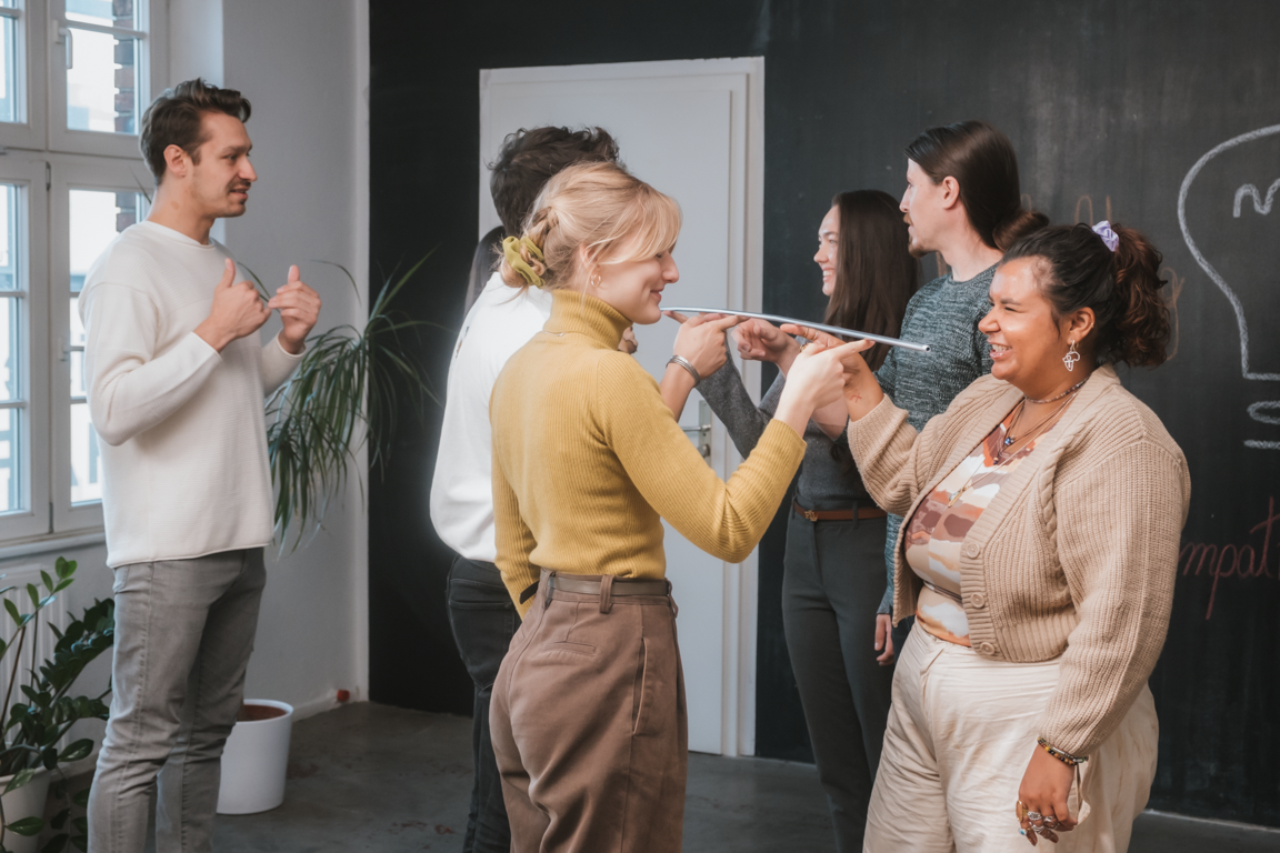 Teambuilding Spiele für Unternehmen: 20+ Ideen für echte Zusammenarbeit