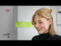 Video wie eine Gruppe von jungen erwachsenen ihre Kooperationsfähigkeit mithilfe des Fröbelturms trainiert